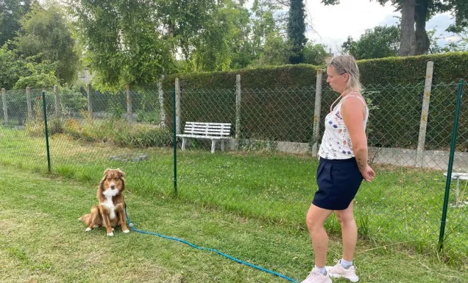 Praline réalisant un assis pas bouger