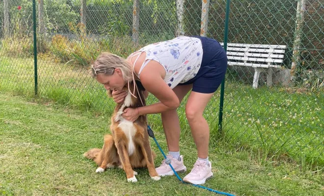 Praline recevant une récompense de son humaine